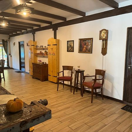 Conacul Lui Patrick Hotel Poenari Buitenkant foto