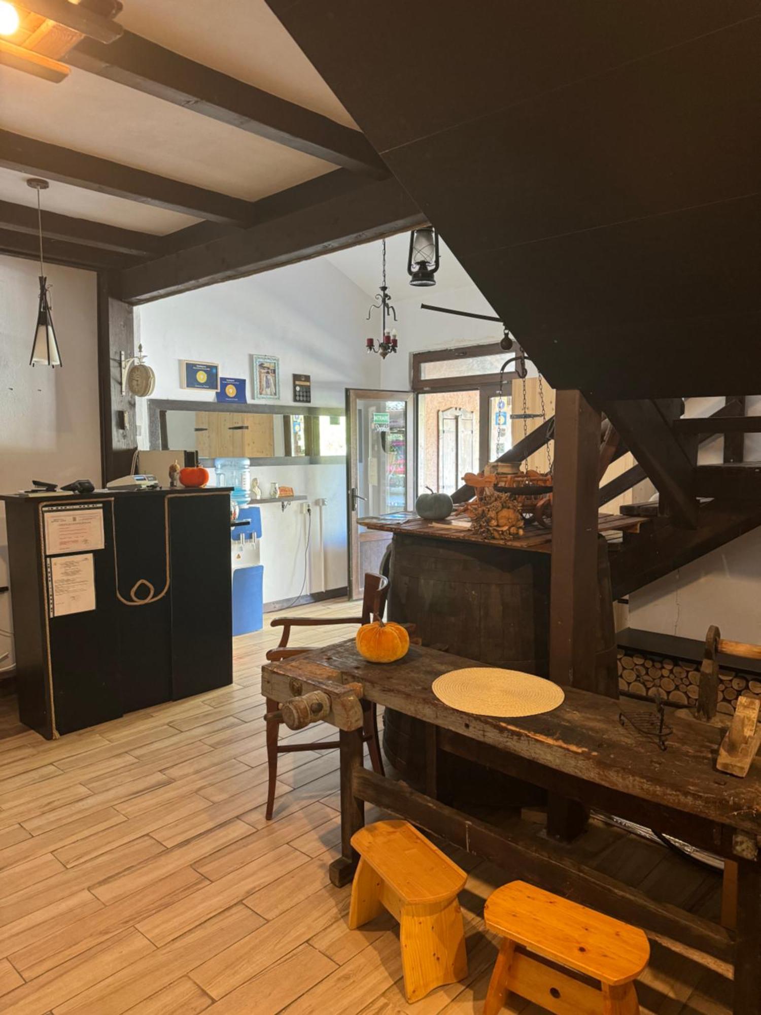 Conacul Lui Patrick Hotel Poenari Buitenkant foto