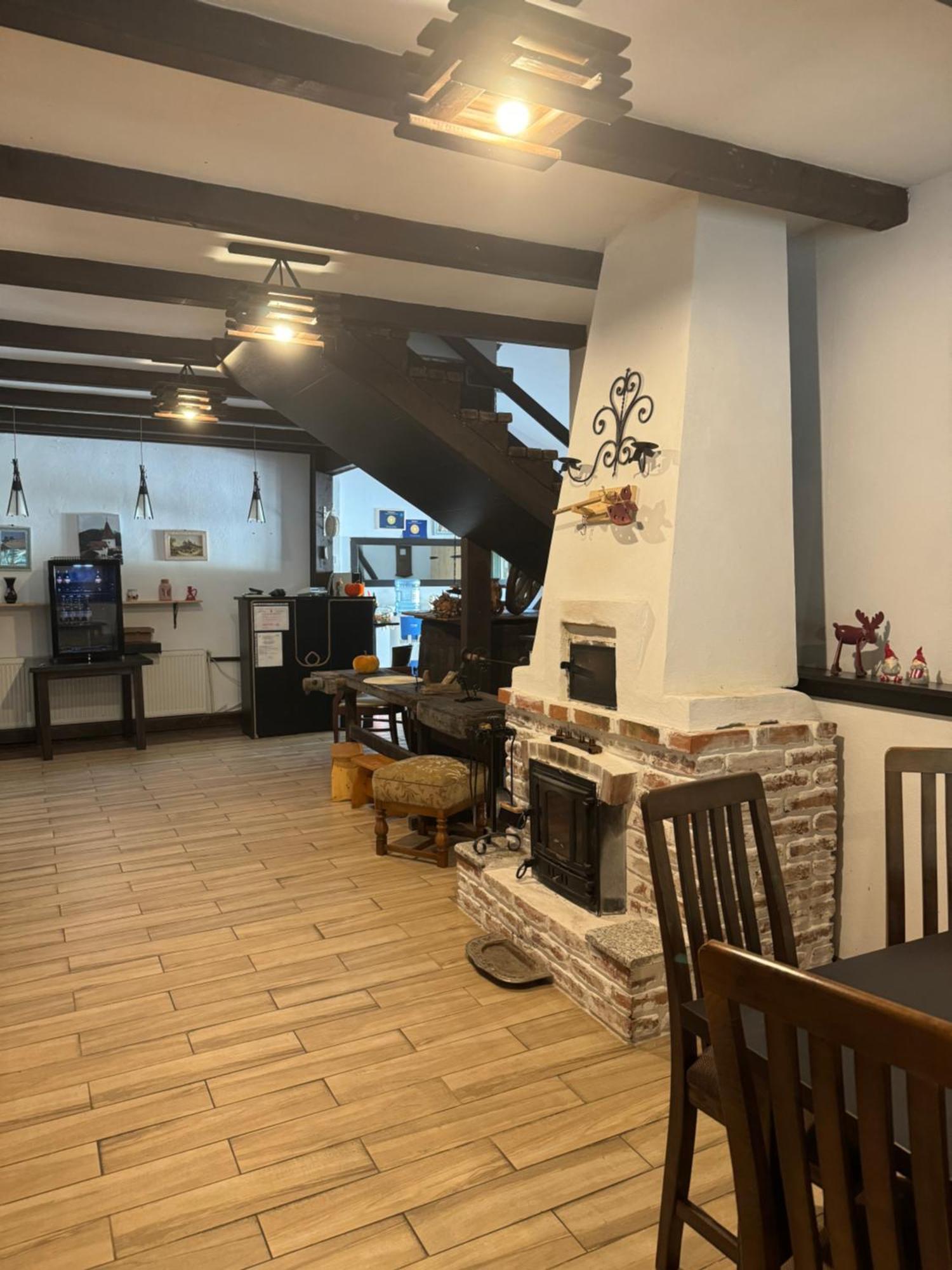 Conacul Lui Patrick Hotel Poenari Buitenkant foto