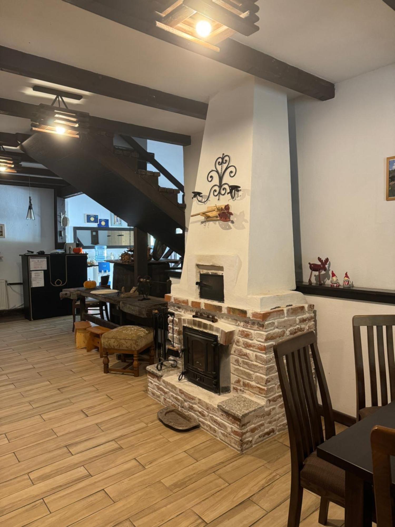 Conacul Lui Patrick Hotel Poenari Buitenkant foto