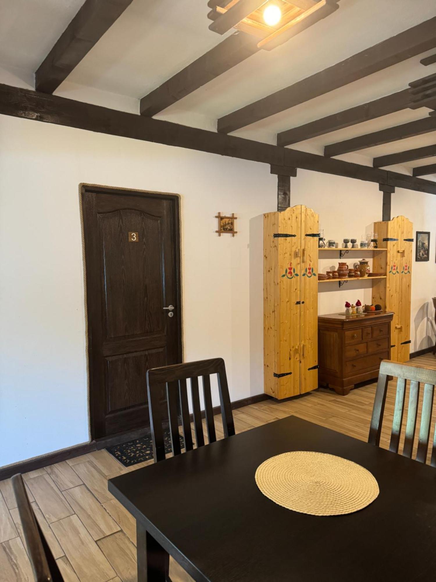 Conacul Lui Patrick Hotel Poenari Buitenkant foto