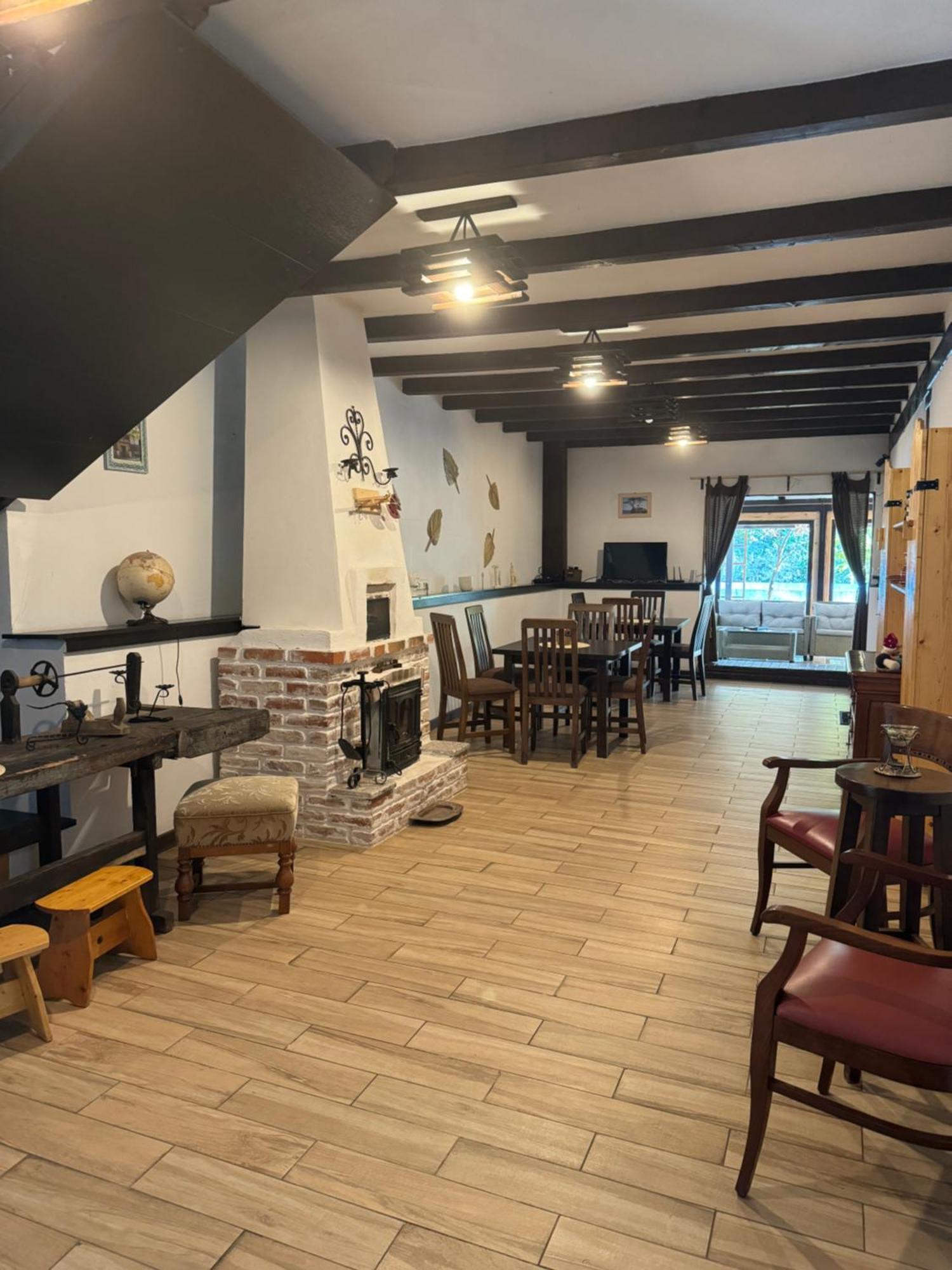 Conacul Lui Patrick Hotel Poenari Buitenkant foto