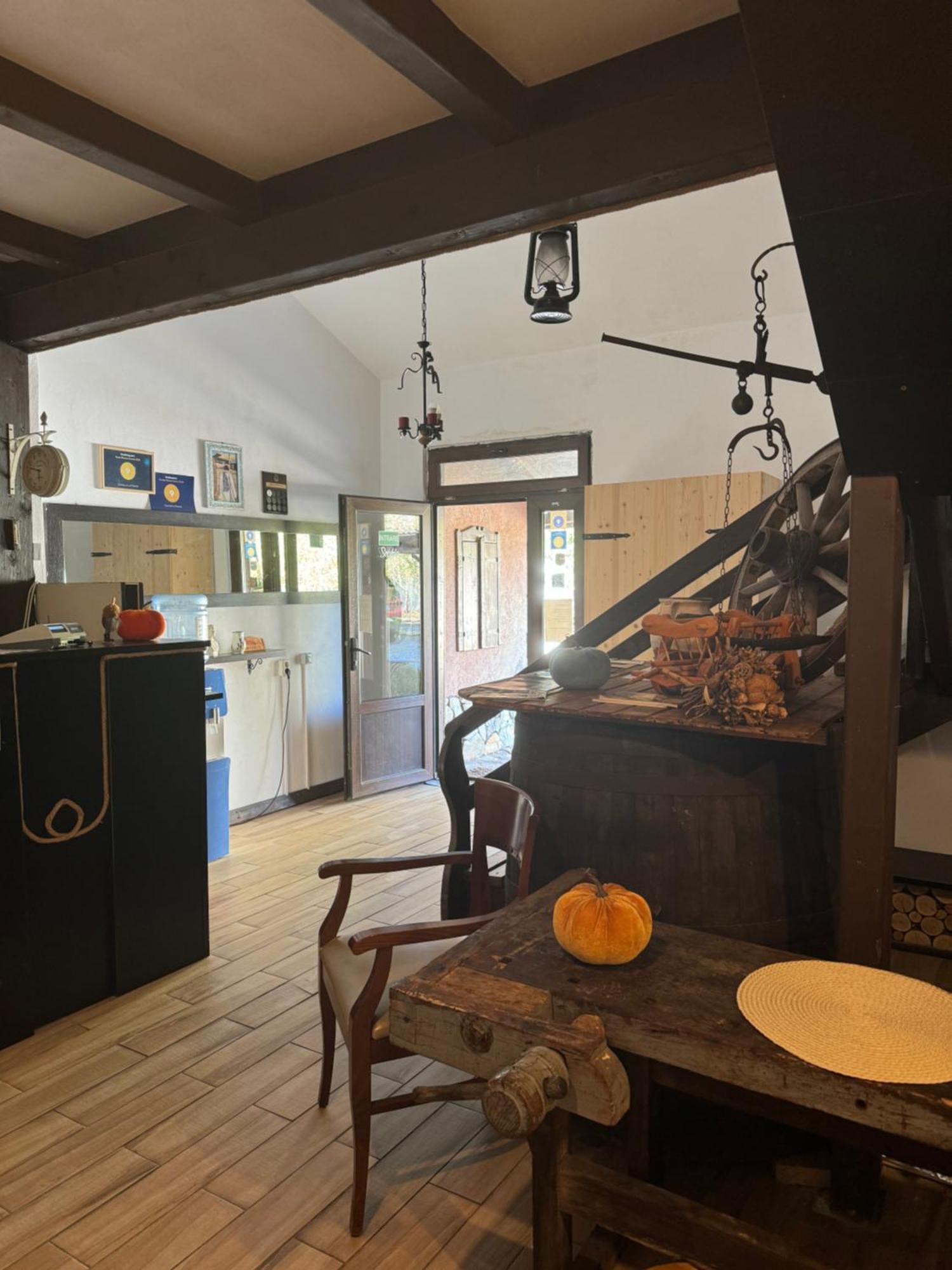 Conacul Lui Patrick Hotel Poenari Buitenkant foto