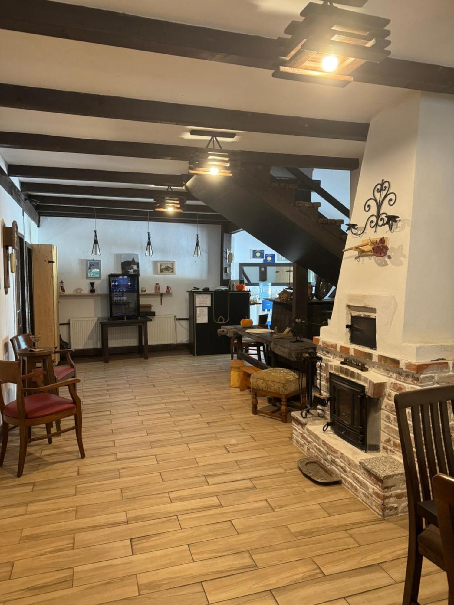 Conacul Lui Patrick Hotel Poenari Buitenkant foto