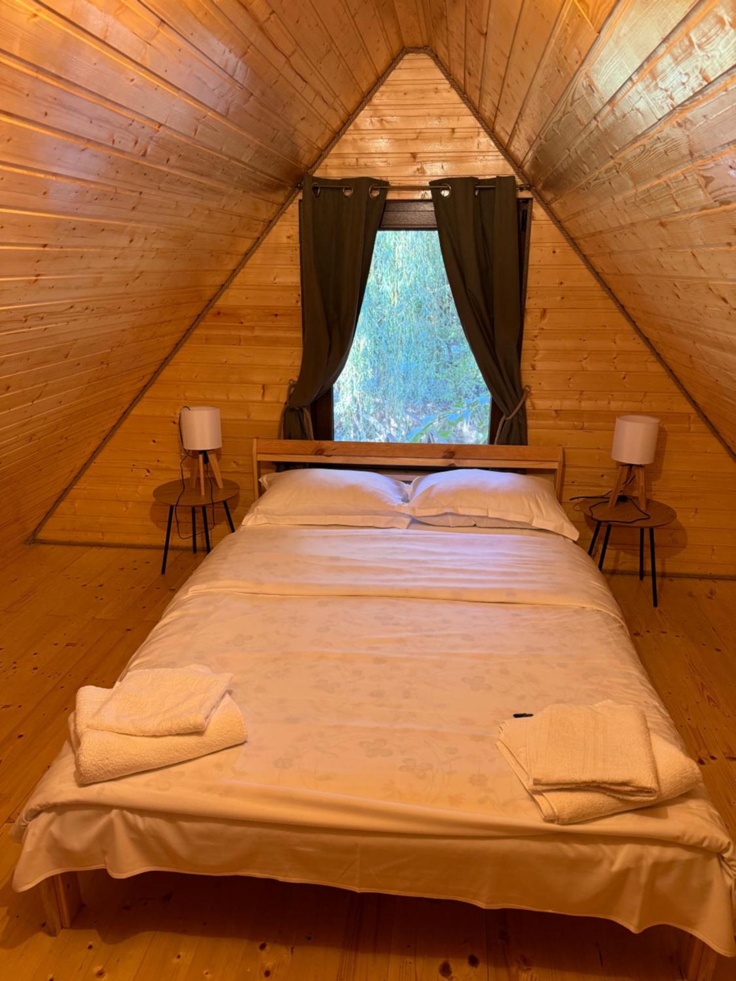 Conacul Lui Patrick Hotel Poenari Buitenkant foto