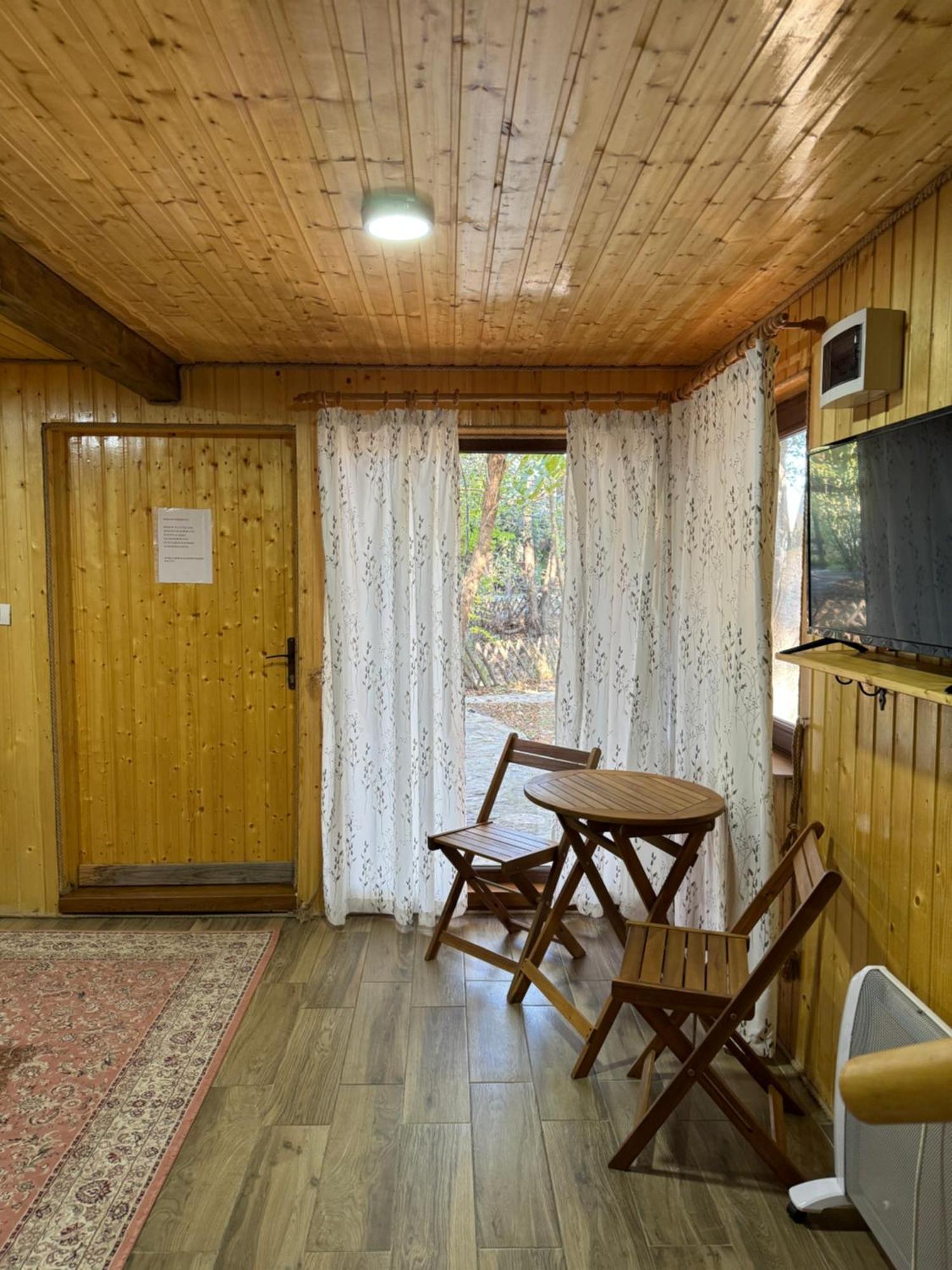 Conacul Lui Patrick Hotel Poenari Buitenkant foto