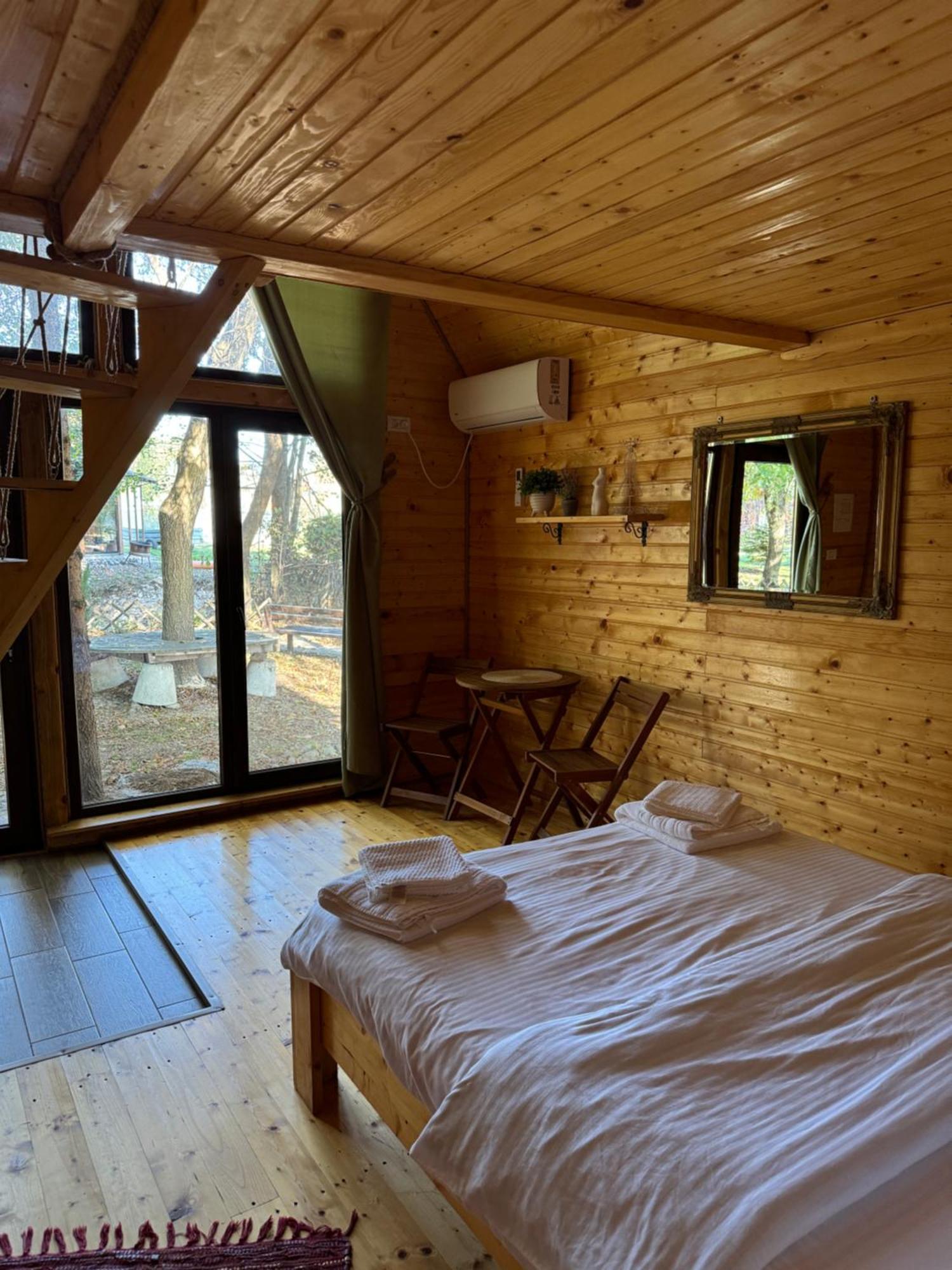 Conacul Lui Patrick Hotel Poenari Buitenkant foto