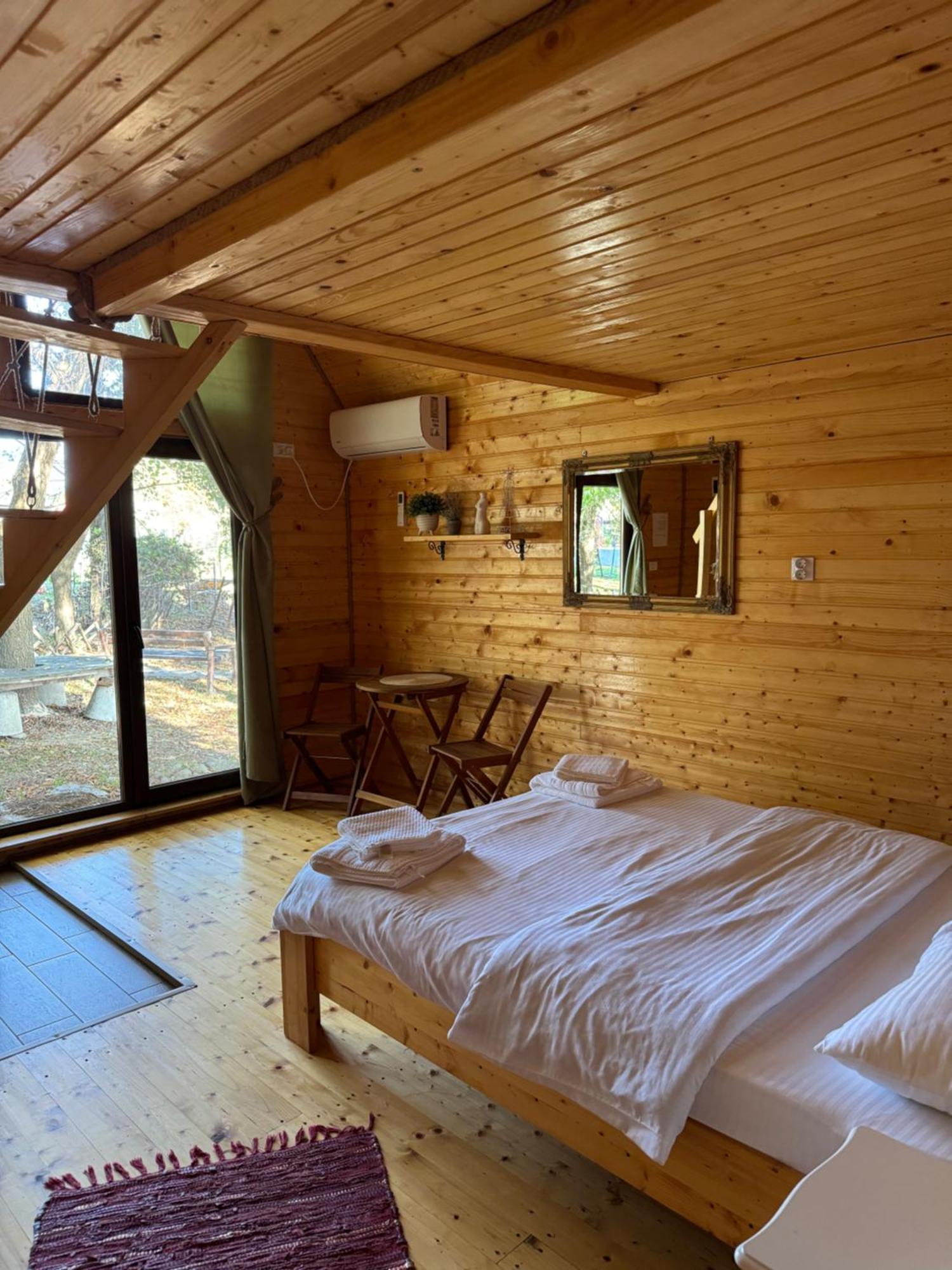 Conacul Lui Patrick Hotel Poenari Buitenkant foto