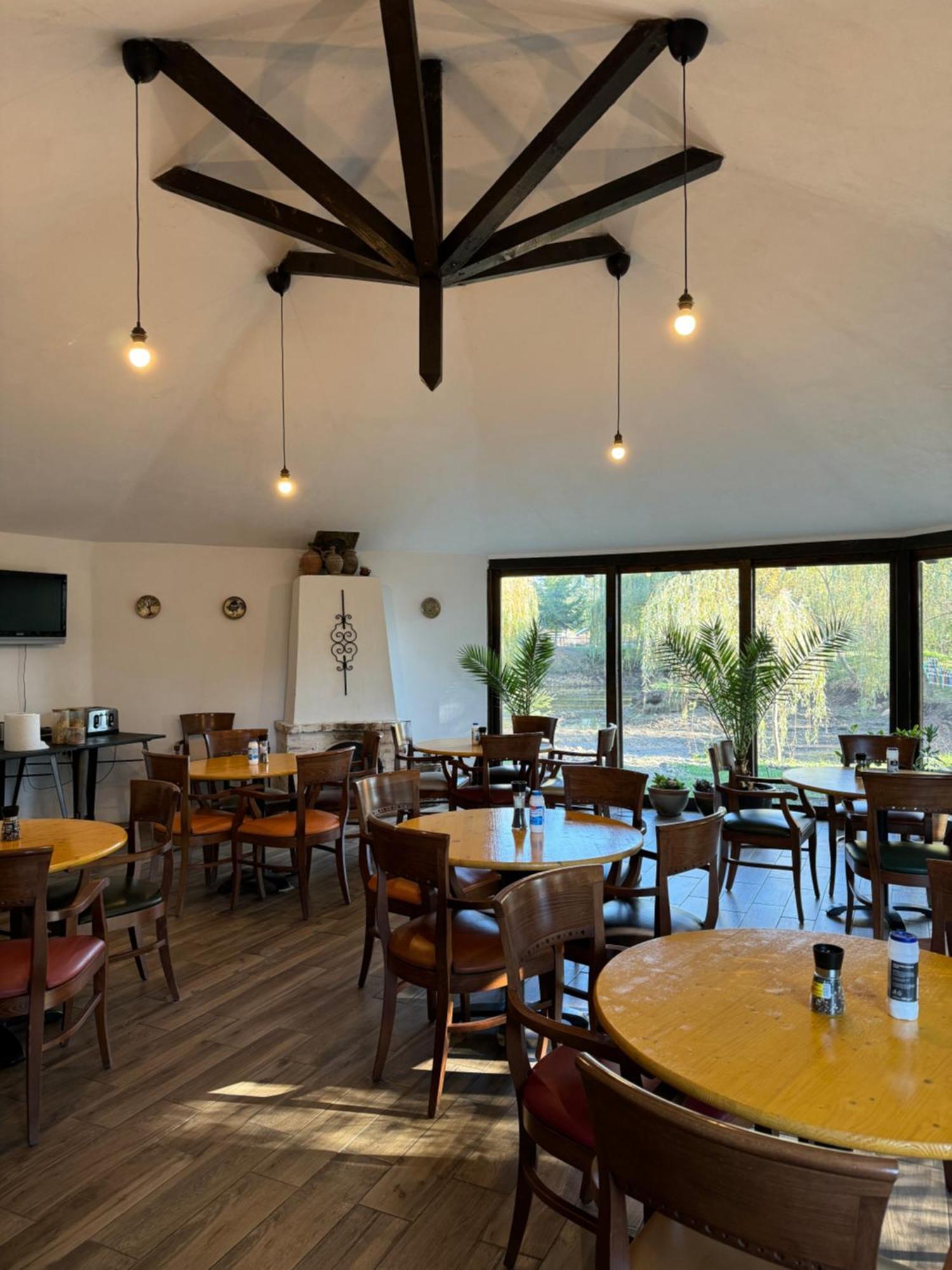 Conacul Lui Patrick Hotel Poenari Buitenkant foto
